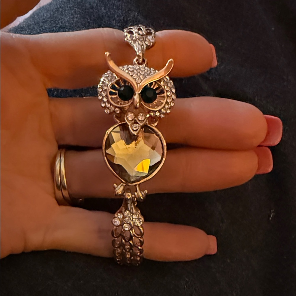 New Elegant Owl Pendant Bracelet in Gold and Glitz 7.5 women’s in velvet box